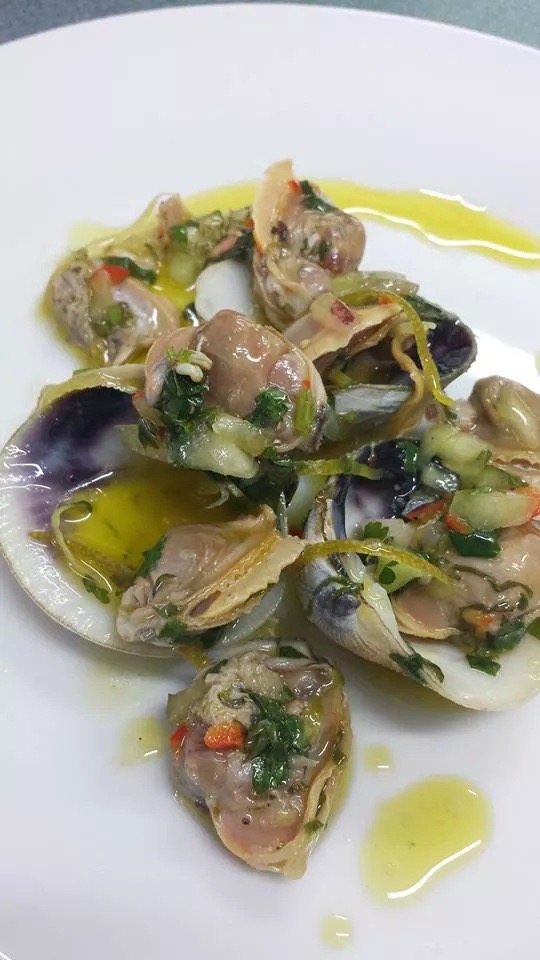 Cockles with garlic, chilli flakes, coriander & capsicum